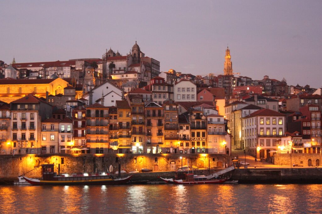 Die teilweise breits beleuchtete Altstadt von Porto in der Dämmerung
